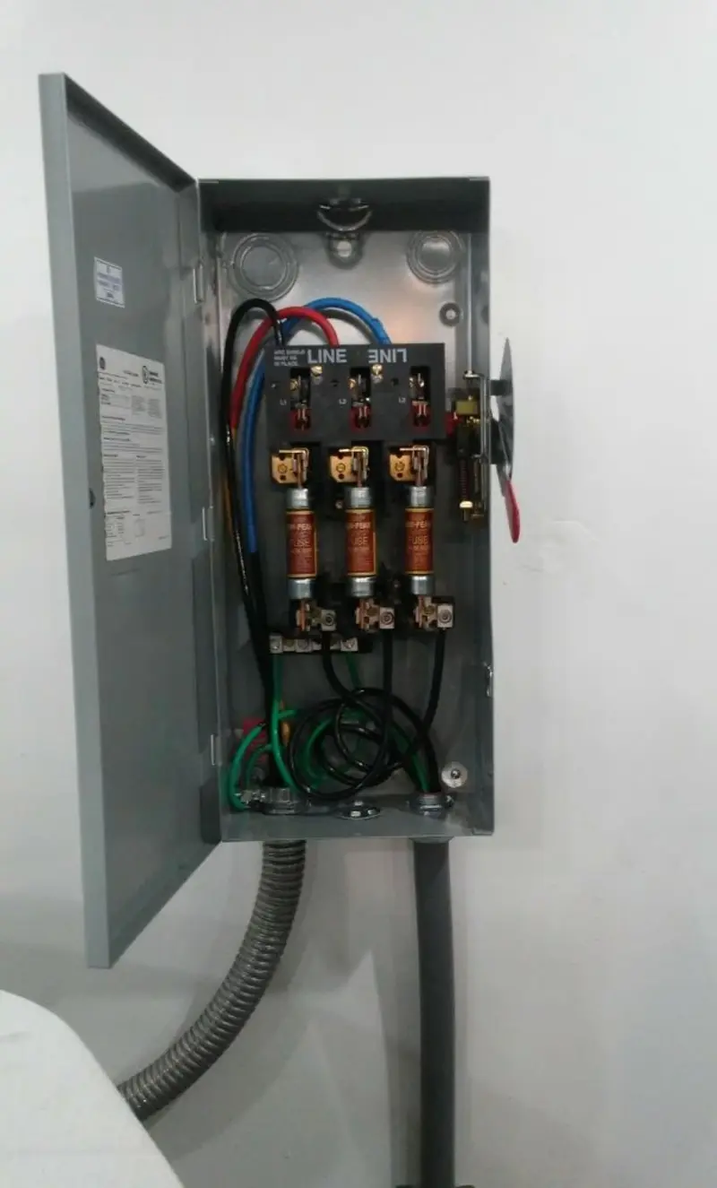 Three-phase disconnect switch installed for Smoke Detector Installation in Solon